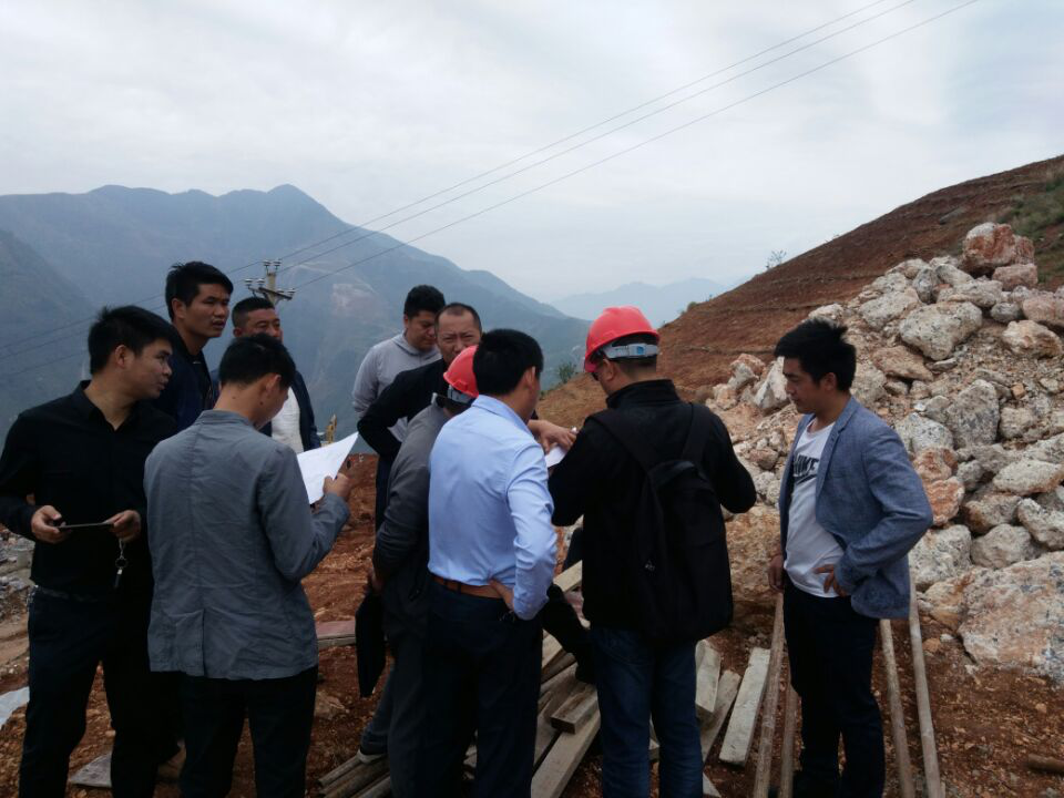 督查组在上田坝中寨村在建易地扶贫搬迁集中安置点检查 督查组在上田坝中寨村在建易地扶贫搬迁集中安置点检查