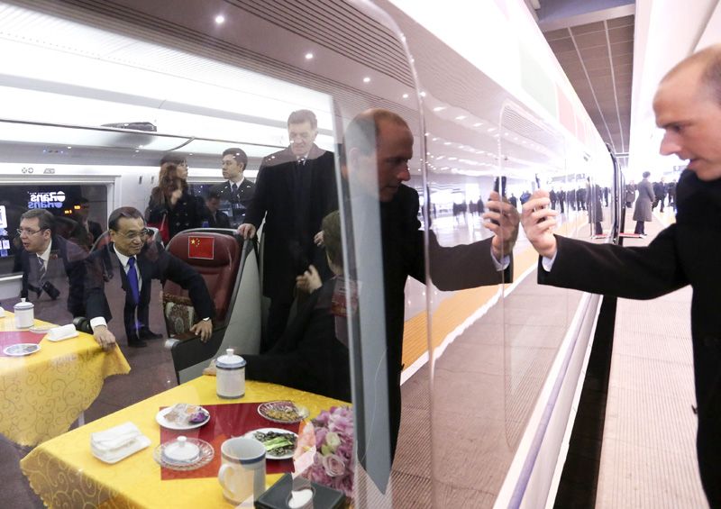 图为2015年11月25日,李克强总理邀请来华出席第四次中国-中东欧国家领导人会晤的中东欧国家领导人共同乘坐中国高铁。 图为2015年11月25日,李克强总理邀请来华出席第四次中国-中东欧国家领导人会晤的中东欧国家领导人共同乘坐中国高铁。
