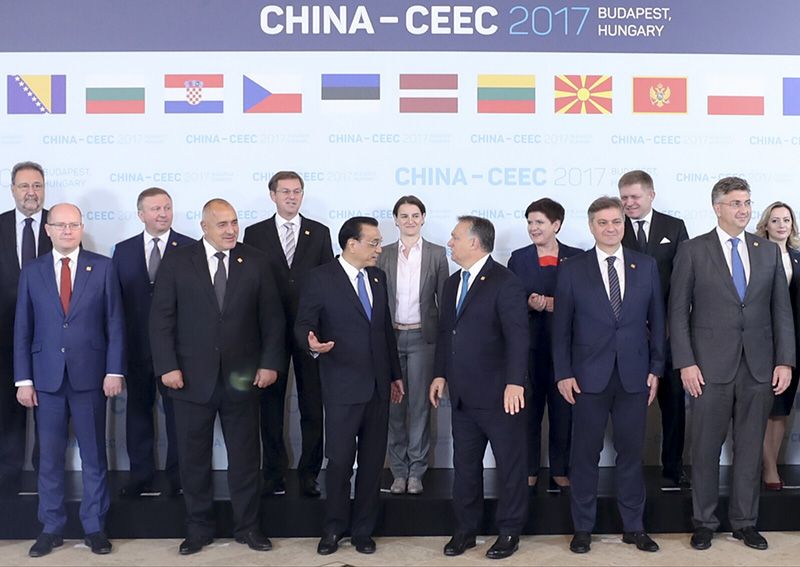 图为当地时间2017年11月27日,李克强总理在匈牙利布达佩斯出席第六次中国—中东欧国家领导人会晤。 图为当地时间2017年11月27日,李克强总理在匈牙利布达佩斯出席第六次中国—中东欧国家领导人会晤。